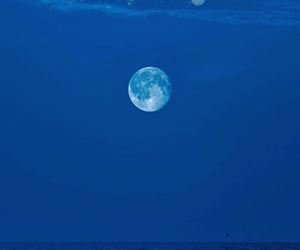 海上生明月，天涯共此时。